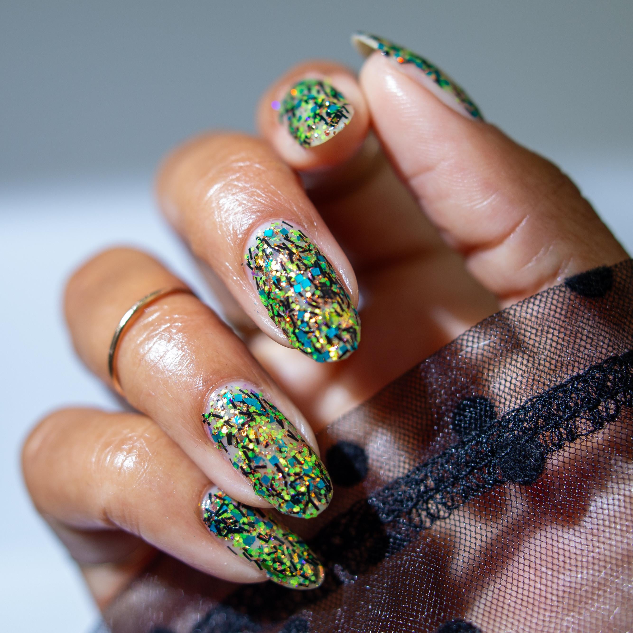 ALIEN: EARTH | When is a machine not a machine | Black yellow green speckled glitter flakie topper