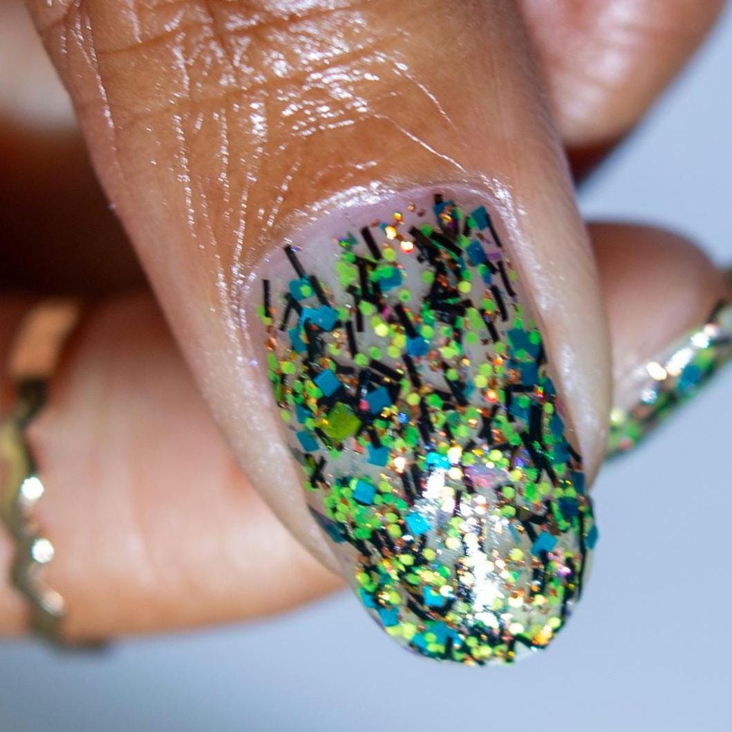ALIEN: EARTH | When is a machine not a machine | Black yellow green speckled glitter flakie topper