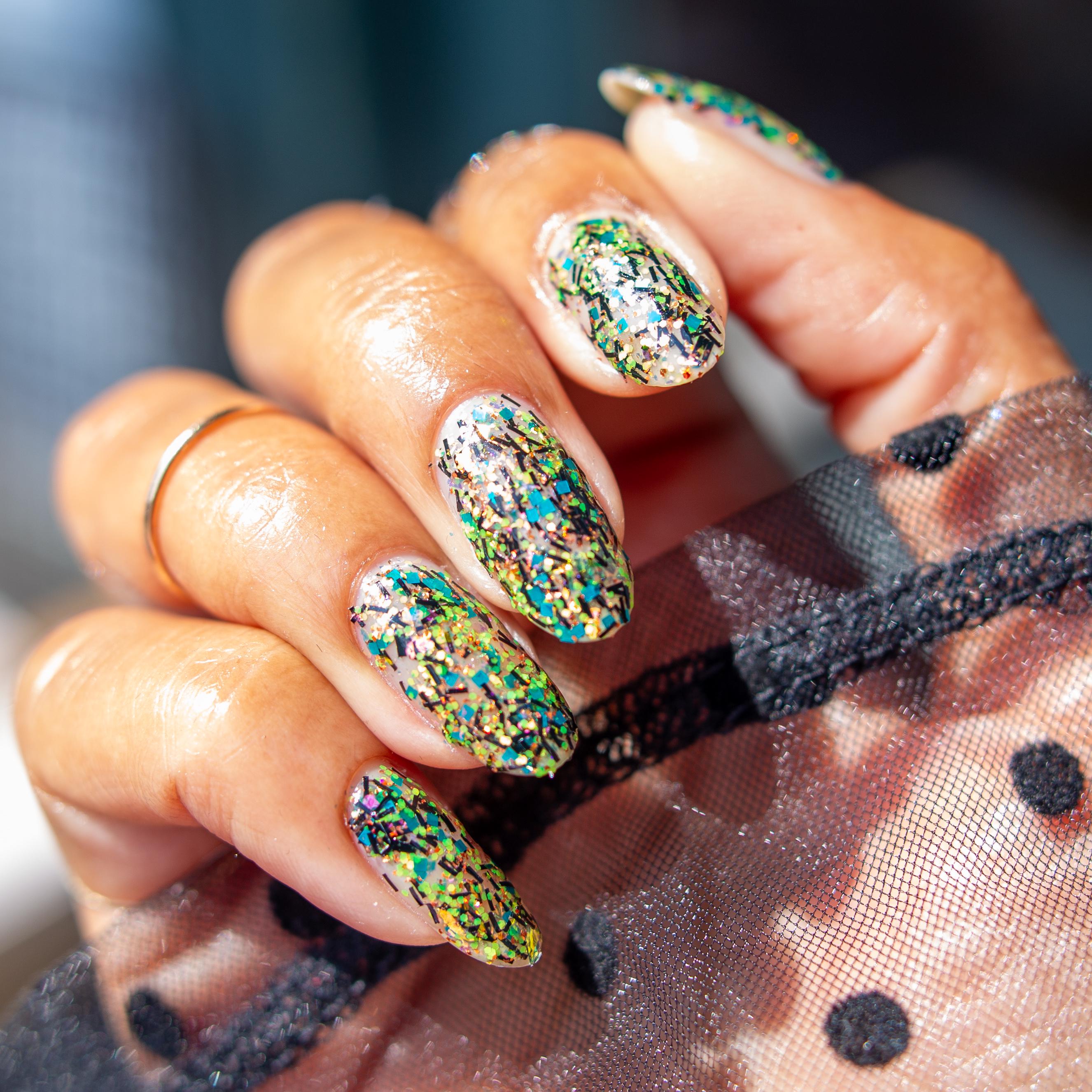 ALIEN: EARTH | When is a machine not a machine | Black yellow green speckled glitter flakie topper