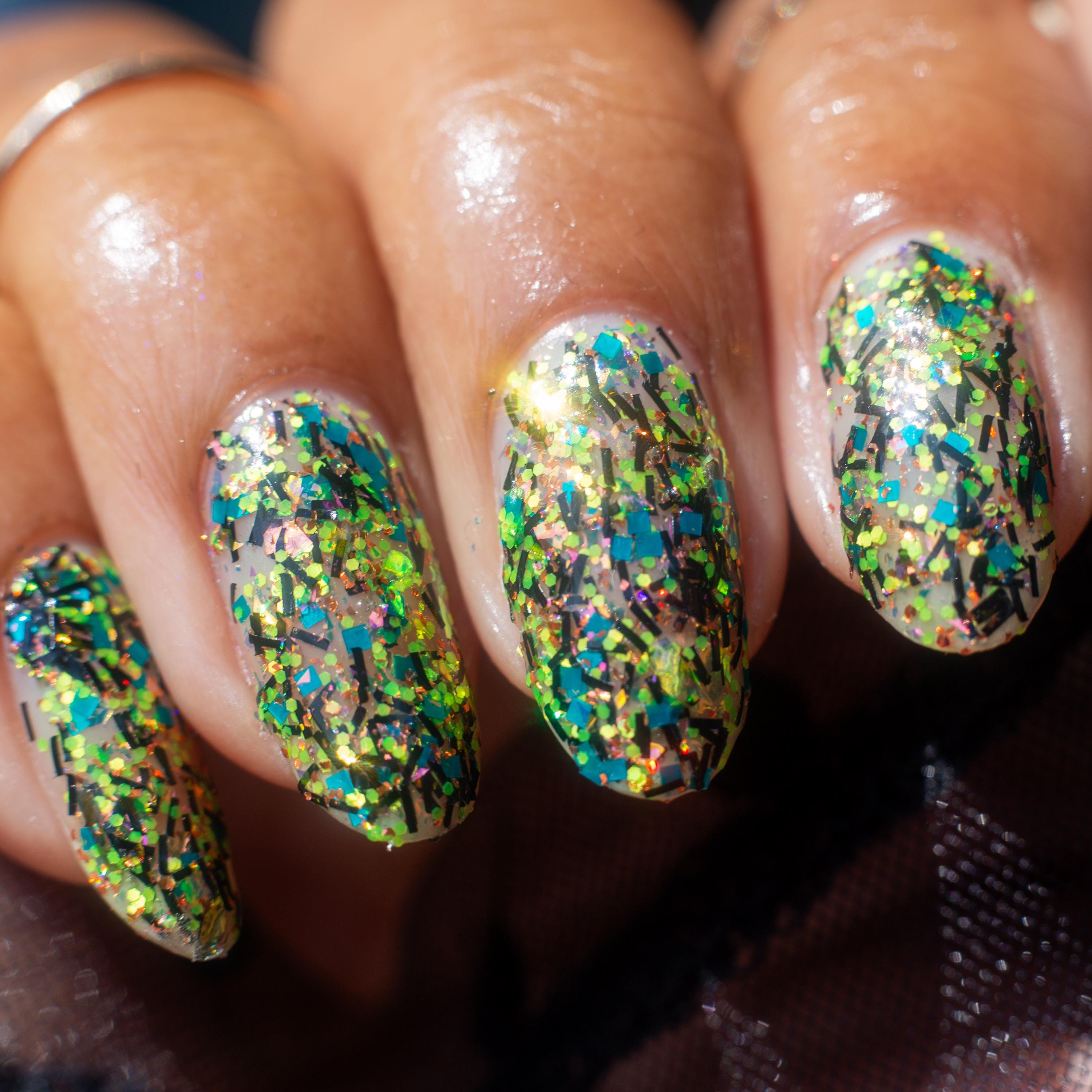 ALIEN: EARTH | When is a machine not a machine | Black yellow green speckled glitter flakie topper