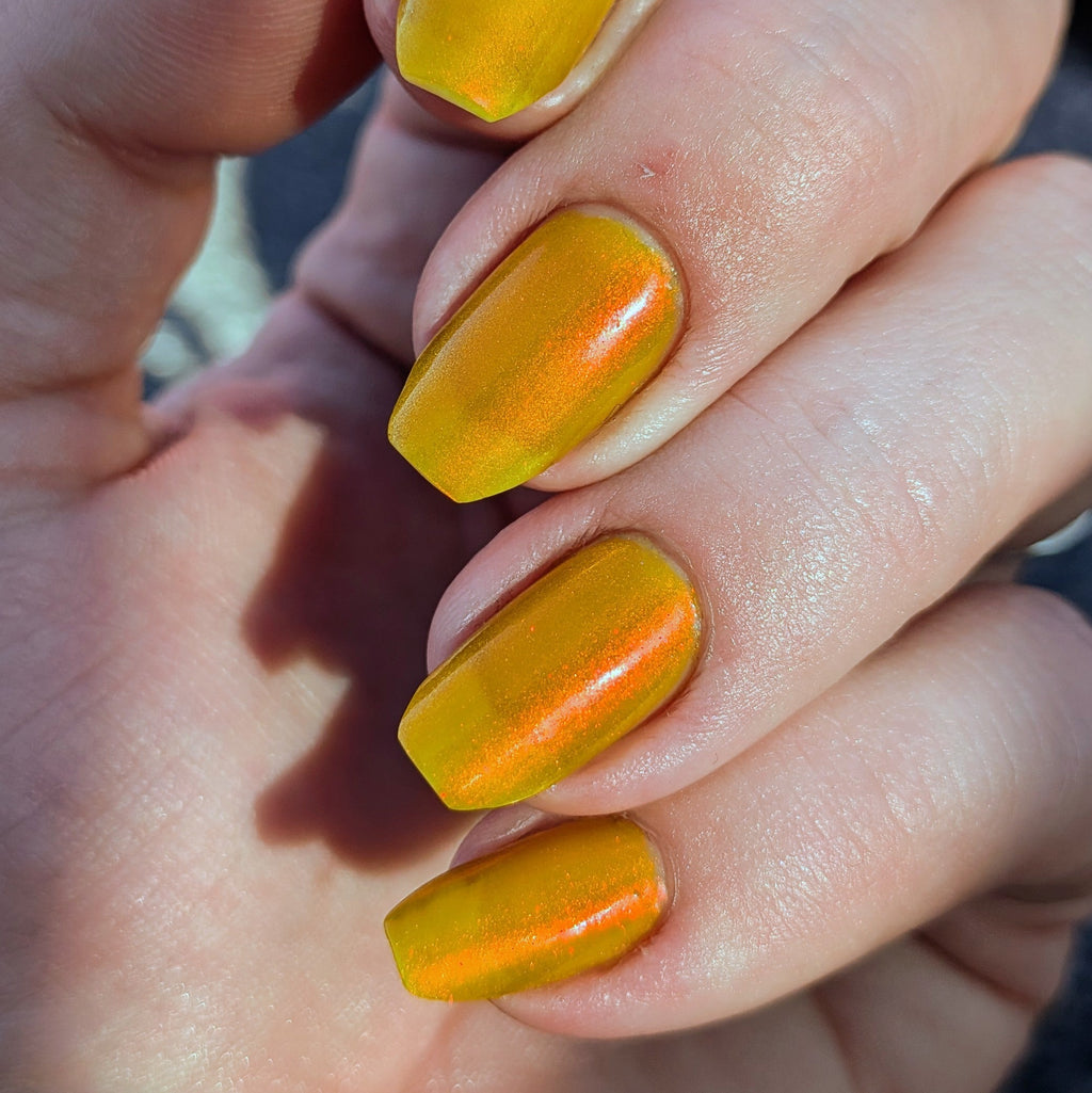 Cempasúchil | Illuminated marigold jelly nail lacquer with red to gold-green shimmer