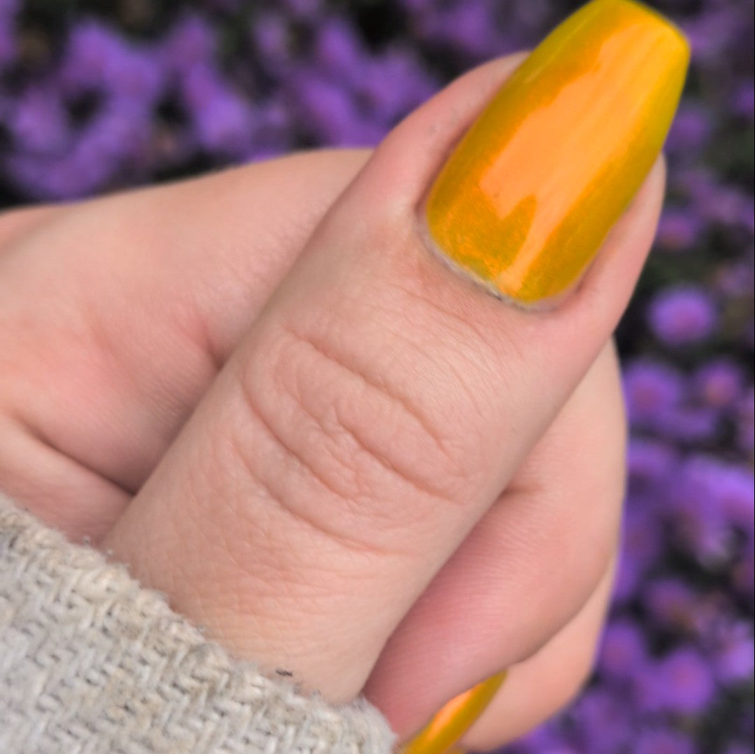 Cempasúchil | Illuminated marigold jelly nail lacquer with red to gold-green shimmer